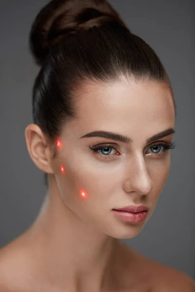 Belle femme avec peau douce et points laser rouges sur la peau — Photo