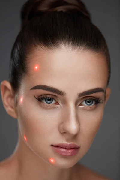 Fechar-se da cara bonita da mulher com pontos do laser na pele facial — Fotografia de Stock