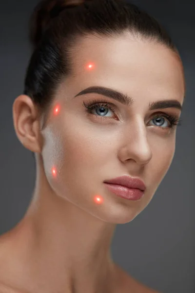 Gros plan de beau visage de femme avec des points laser sur la peau du visage — Photo