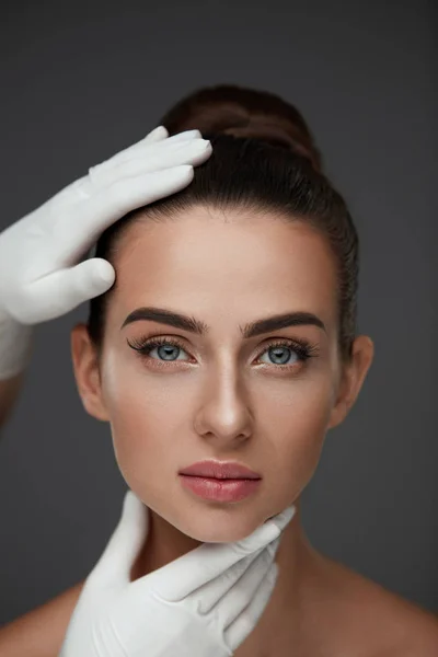 Beauté Visage. Belle visage féminin avant la chirurgie plastique — Photo