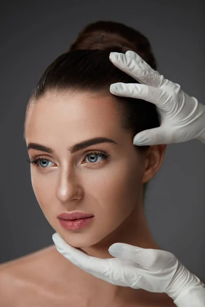 Красотка. Красивое женское лицо перед пластической хирургией — стоковое фото
