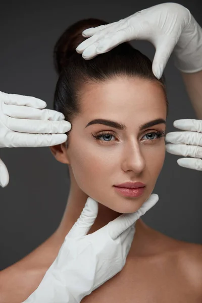 Het gezicht van de schoonheid. Mooie vrouw vóór bewerking van de plastische chirurgie — Stockfoto