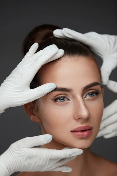 Beauty Face. Mujer hermosa antes de la operación de cirugía plástica —  Fotos de Stock