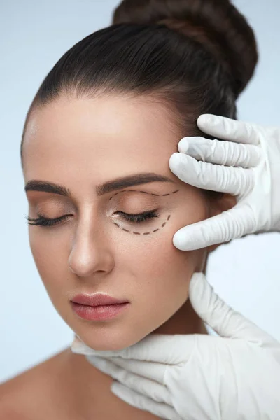 Closeup kosmetička rukou dotýká ženské pacienta obličej — Stock fotografie