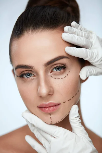 Mujer joven con líneas quirúrgicas, piel lisa y maquillaje perfecto — Foto de Stock