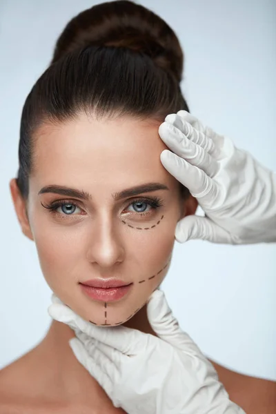 Mujer joven con líneas quirúrgicas, piel lisa y maquillaje perfecto —  Fotos de Stock