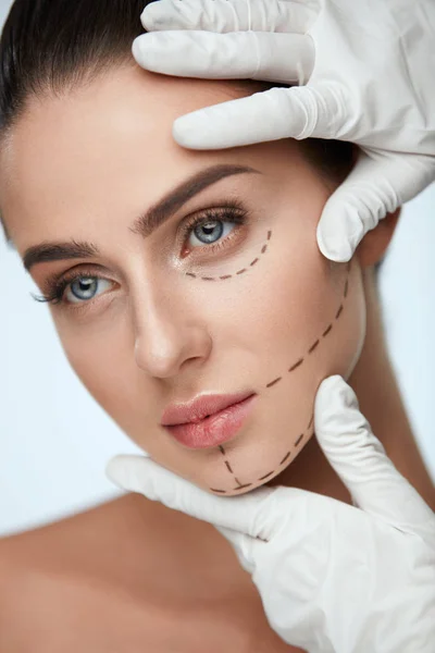 Mujer joven con líneas quirúrgicas, piel lisa y maquillaje perfecto —  Fotos de Stock