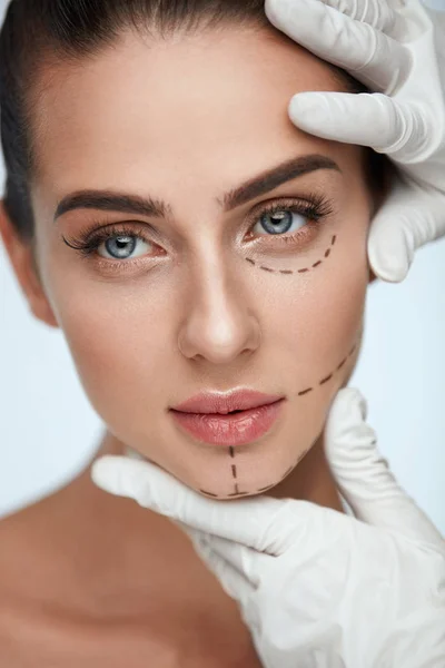 Mujer joven con líneas quirúrgicas, piel lisa y maquillaje perfecto —  Fotos de Stock
