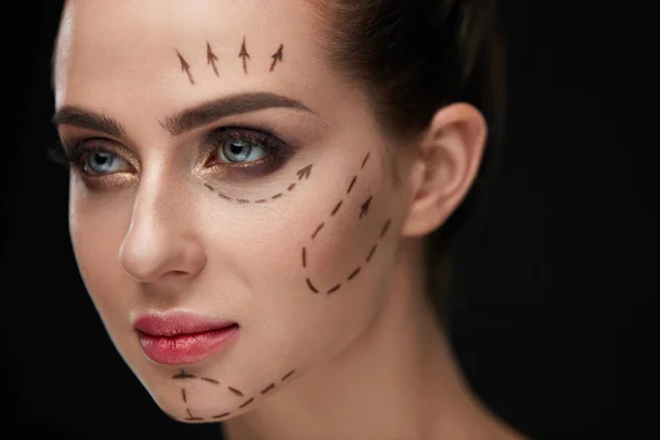 Jeune femme avec un maquillage parfait avant la chirurgie plastique. Beauté — Photo