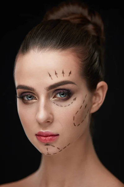 Jeune femme avec un maquillage parfait avant la chirurgie plastique. Beauté — Photo