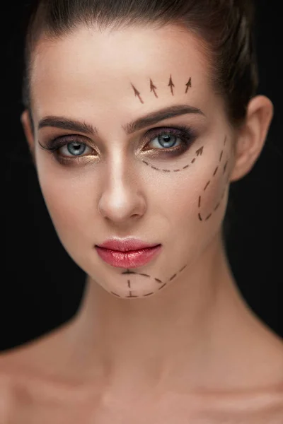 Mulher jovem com maquiagem perfeita antes da cirurgia plástica. Beleza — Fotografia de Stock