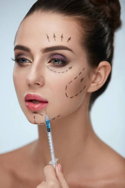 Hermosa mujer desnuda haciendo inyección de belleza. Tratamiento facial —  Fotos de Stock
