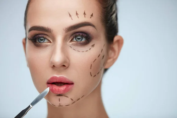 Opération de chirurgie plastique. Belle femme avec des lignes sur le visage — Photo