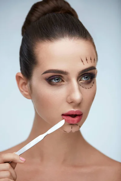 Schönheitsoperation. schöne Frau mit Linien im Gesicht — Stockfoto