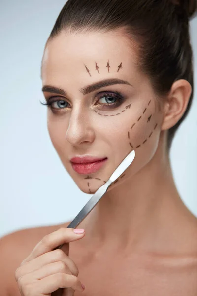 Operazione di chirurgia plastica. Bella donna con linee sul viso — Foto Stock