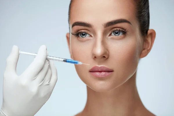 Beautiful Woman With Soft Skin Receiving Beauty Injection — Stock Photo, Image