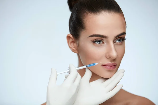 Plasztikai sebészet. A gyönyörű nő arcát szerzés szépség injekciót — Stock Fotó