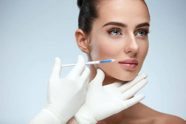 Plastische chirurgie. Mooie vrouw gezicht krijgen schoonheid injecties — Stockfoto