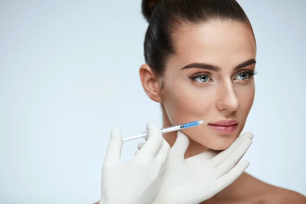 Plastische Chirurgie. schöne Frau Gesicht bekommen Schönheit Injektionen — Stockfoto