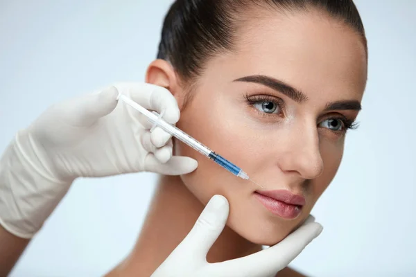 Cirurgia Plástica. Mulher bonita rosto recebendo injeções de beleza — Fotografia de Stock