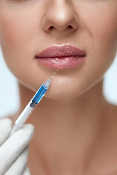Aumento dos lábios. Lábios de mulher jovem recebendo injeção de beleza — Fotografia de Stock