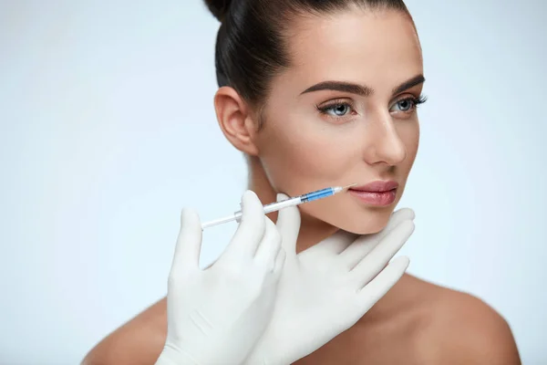 Chirurgie plastique. Belle visage de femme obtenir des injections de beauté — Photo