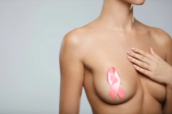 Sanita '. Corpo della donna con il nastro di consapevolezza del cancro al seno — Foto Stock