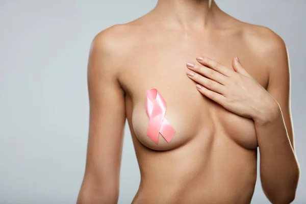 Egészségügyi ellátás. Nő-test, Breast Cancer Awareness Ribbon — Stock Fotó