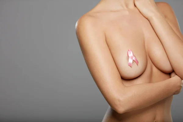 Gesundheitswesen. Frauenkörper mit Brustkrebs-Bewusstseinsband — Stockfoto