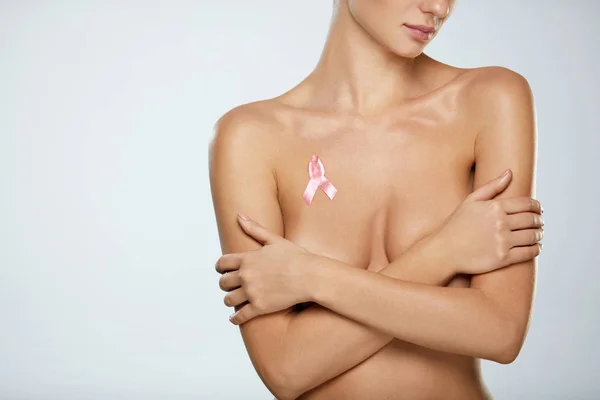 Nahá žena s mašlí povědomí rakoviny prsu na hrudníku — Stock fotografie