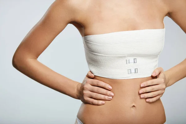 Plastische Chirurgie. fitte Frau mit bandagierter Brust — Stockfoto