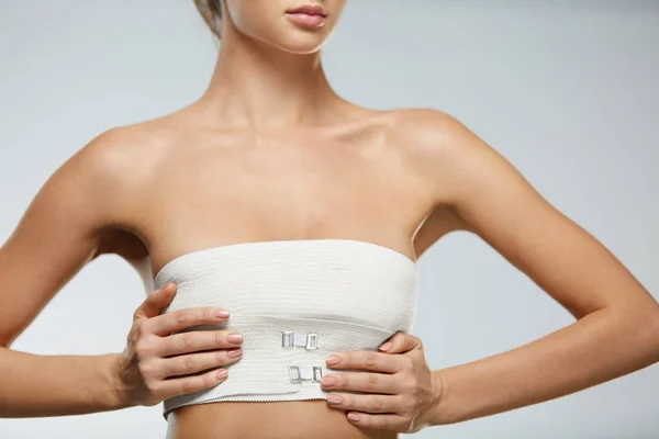 Plastische Chirurgie. fitte Frau mit bandagierter Brust — Stockfoto