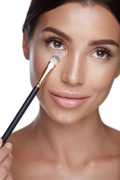 Beauty Woman Face Makeup. Beautiful Woman With Cosmetic Brush — Stock Photo, Image