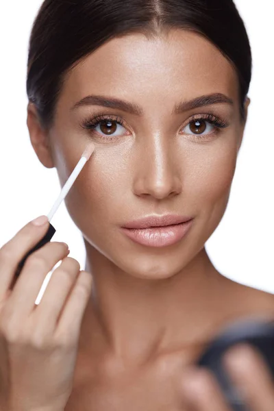 Skönhet ansikte. Vacker kvinna applicera Concealer Under ögonen — Stockfoto