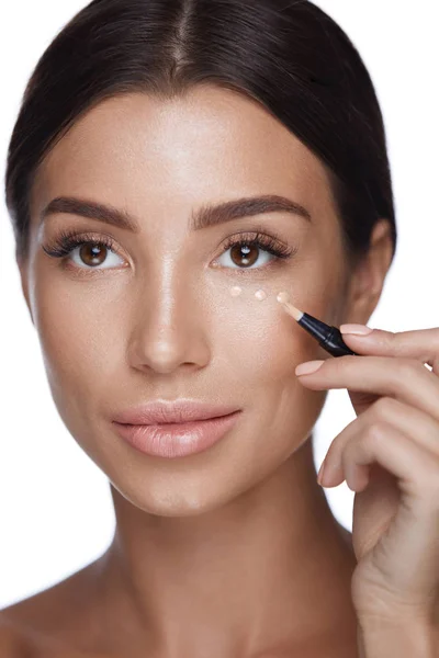 Cosmetics. Vacker kvinna applicera Concealer på huden Under ögonen — Stockfoto