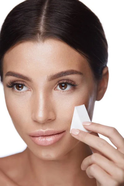 Beautiful Woman Applying Foundation With Sponge. Beauty Face — Stock Photo, Image