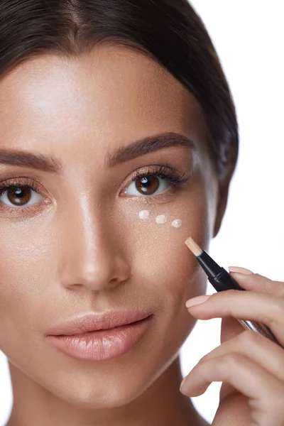 Cosmetica. Mooie vrouw Concealer toe te passen, doet make-up — Stockfoto