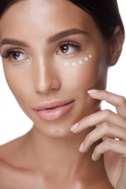 Kadın Güzellik yüz kapatıcı altında gözleri ve güzel makyaj ile