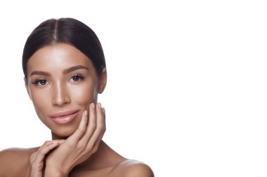 Genç kadın yüzüne dokunmak pürüzsüz yumuşak deri ile. Cilt Bakımı