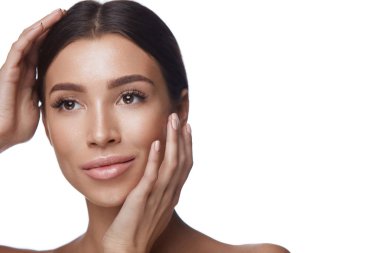 Güzel genç kadın yüz yakınındaki iki eliyle. Kozmetik