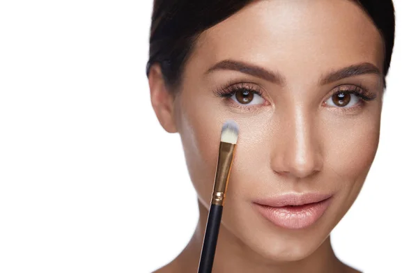 Schoonheid. Het gezicht van de vrouw met borstel. Make-up cosmetica — Stockfoto