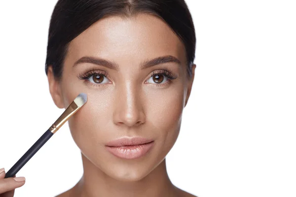 Skönhet kvinna ansikte Makeup. Vacker kvinna med kosmetiska borste — Stockfoto