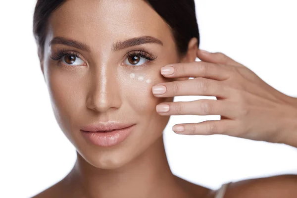 Schöne Frau Anwendung Beauty Make-up-Produkt auf der Gesichtshaut — Stockfoto