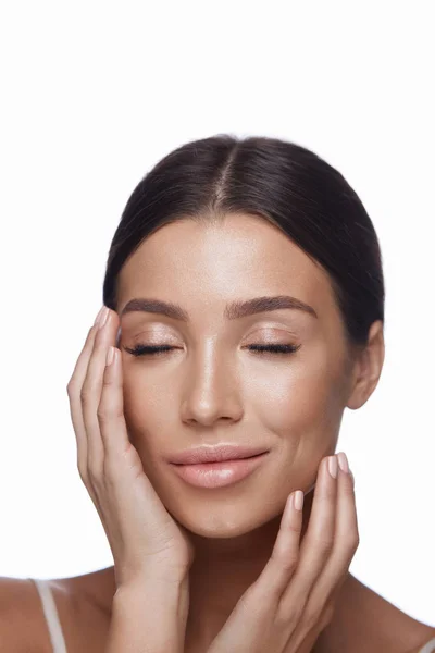 Retrato. Mujer joven con los ojos cerrados y las manos tocando la cara — Foto de Stock