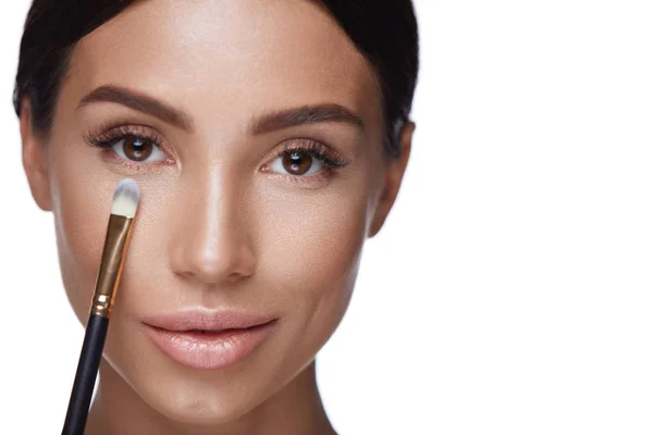 Bellezza. Donna faccia con la spazzola. Cosmetici di trucco — Foto Stock