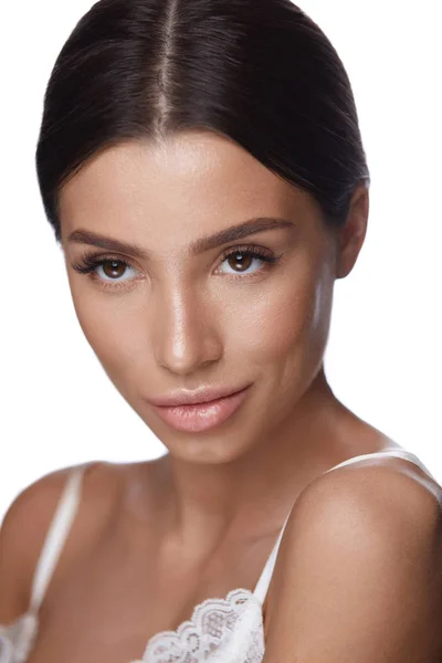 Beauty cosmetica. Sexy vrouw met gladde huid en frisse make-up — Stockfoto
