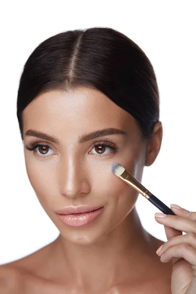 Bellezza donna trucco viso. Bella donna con pennello cosmetico — Foto Stock