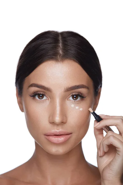 Skönhet kvinna ansikte Makeup. Kvinnliga tillämpa Corrector Under ögonen — Stockfoto