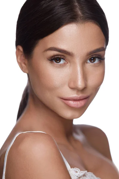 Het gezicht van de schoonheid. Vrouw met zachte huid en perfecte make-up. Cosmetica — Stockfoto