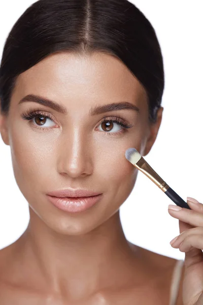 Skönhet kvinna ansikte Makeup. Vacker kvinna med kosmetiska borste — Stockfoto